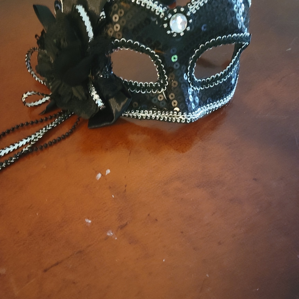 Black Sequin/Feather Mascarade Mask - Picture 2 of 4